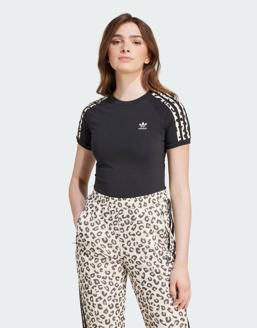 adidas - T-Shirt mit den 3 Streifen im Leopardenmuster-Schwarz adidas - T-Shirt mit den 3 Streifen im Leopardenmuster-Schwarz von adidas Originals