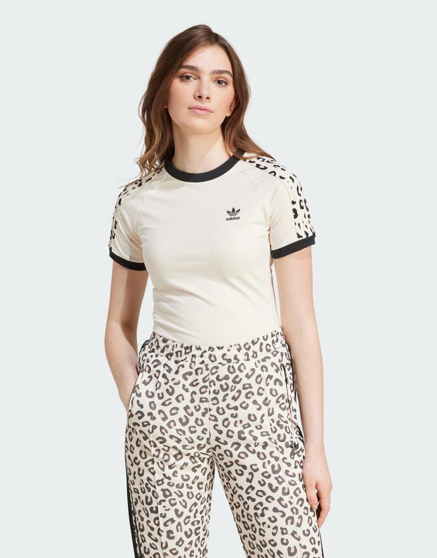 adidas - T-Shirt mit den 3 Streifen im Leopardenmuster-Weiß von adidas Originals