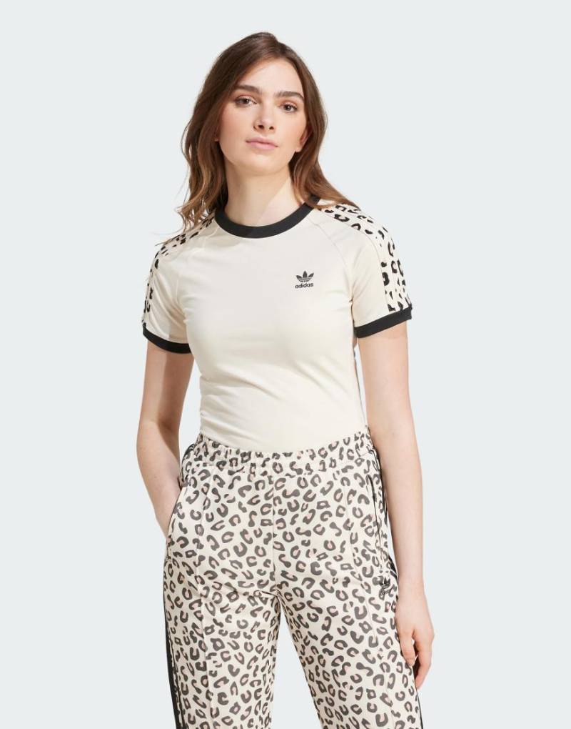 adidas - T-Shirt mit den 3 Streifen im Leopardenmuster-Weiß adidas - T-Shirt mit den 3 Streifen im Leopardenmuster-Weiß von adidas Originals