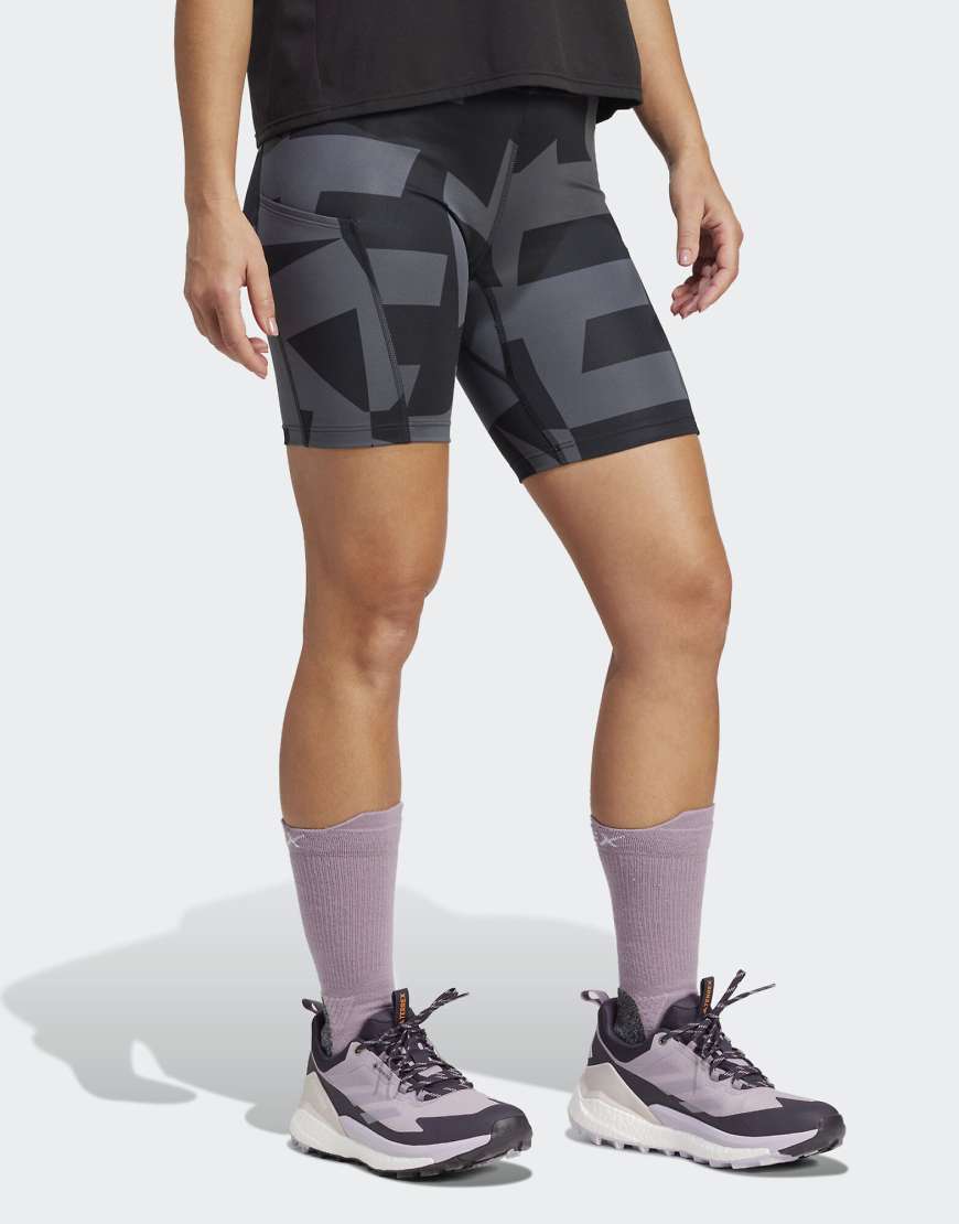 adidas Terrex - Körperbetonte Shorts in Kohlschwarz und Schwarz, 8 Zoll Schrittlänge adidas Terrex - Körperbetonte Shorts in Kohlschwarz und Schwarz, 8 Zoll Schrittlänge von adidas