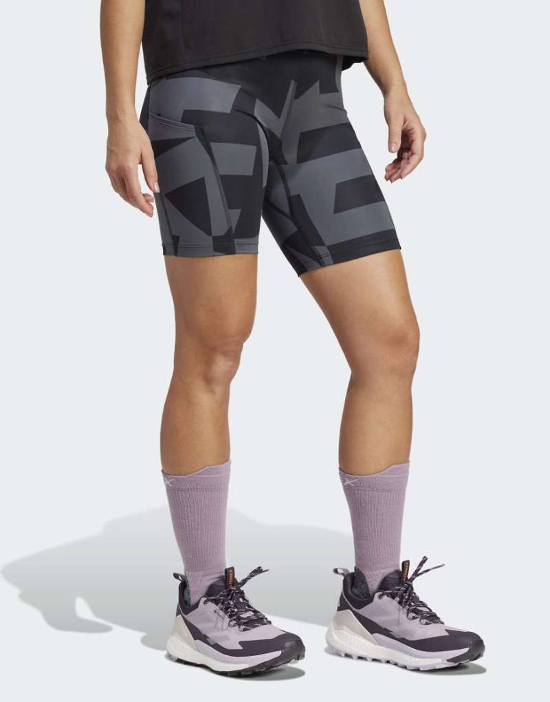 adidas Terrex - Körperbetonte Shorts in Kohlschwarz und Schwarz, 8 Zoll Schrittlänge von adidas