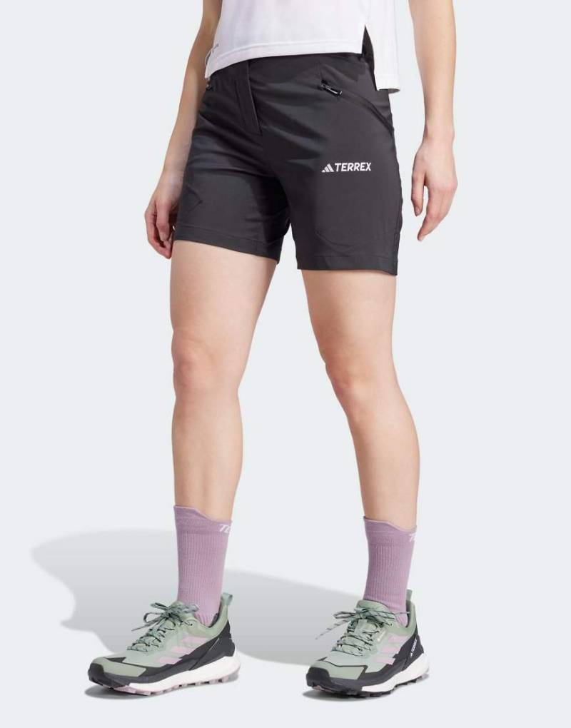 adidas Terrex - Xperior - Mittellange Shorts in Schwarz von adidas