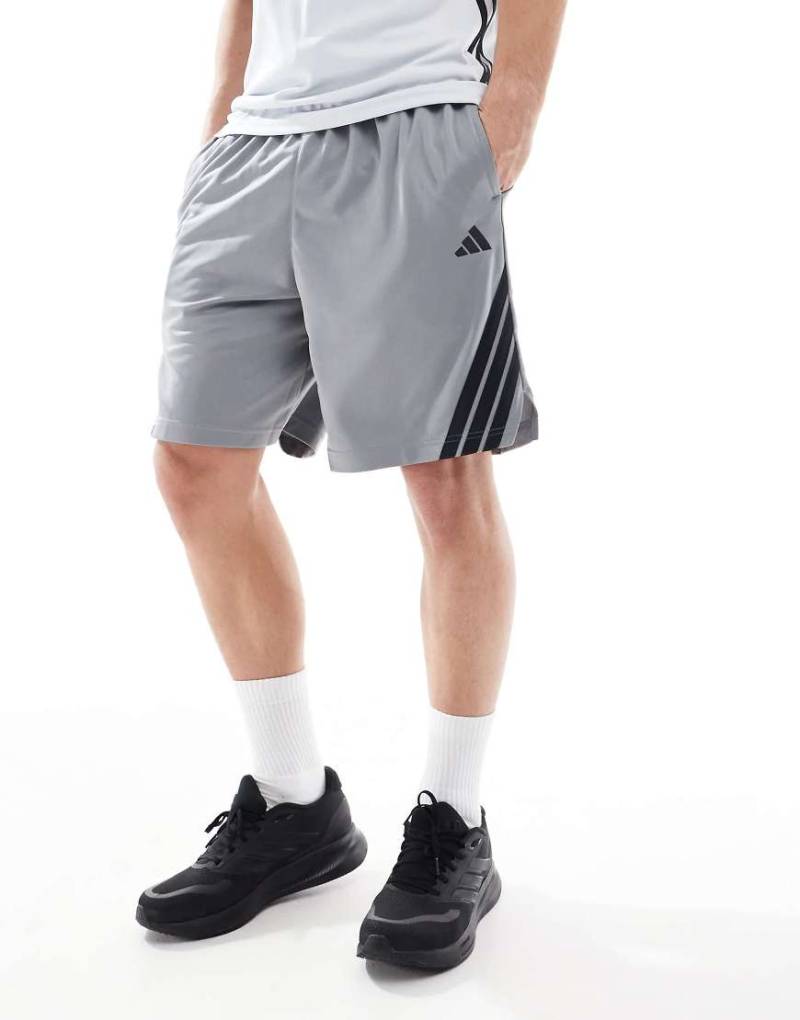 adidas - Basketball Legends - Basketball-Shorts in Grau mit 3 Streifen von adidas performance