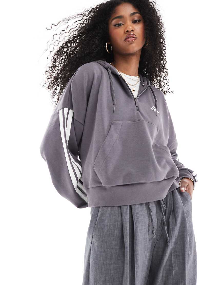 adidas - Essentials - Frottee-Kapuzenpullover in Grau-Strata/Weiß mit 3 Streifen und kurzem Reißverschluss-Bunt adidas - Essentials - Frottee-Kapuzenpullover in Grau-Strata/Weiß mit 3 Streifen und kurzem Reißverschluss-Bunt von adidas performance