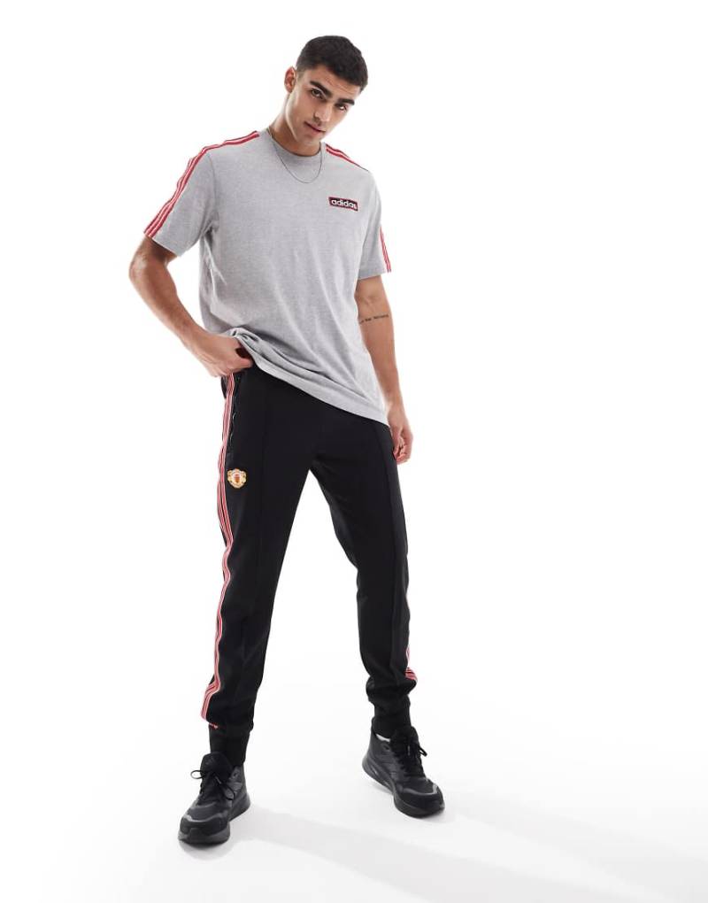 adidas Football - Manchester United Icons - Trainingshose in Schwarz und Rot mit Logo von adidas performance