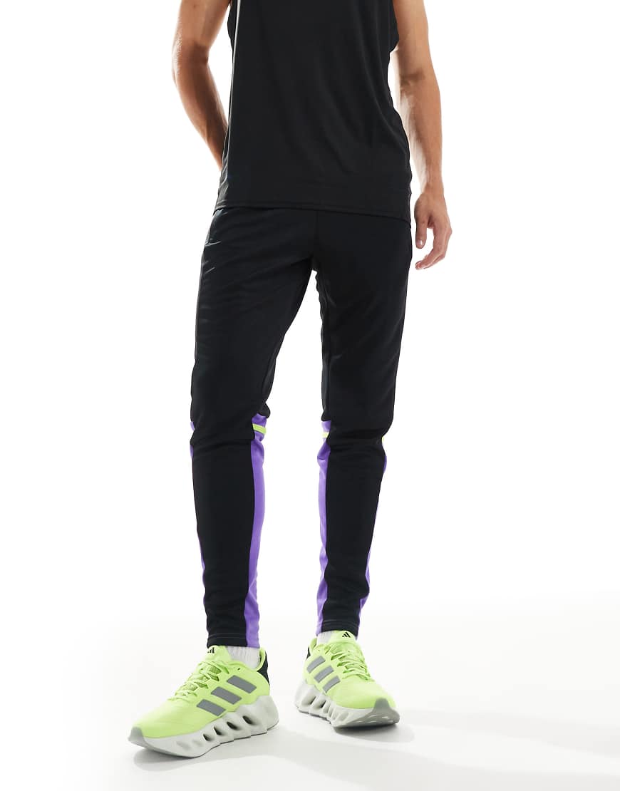 adidas Football - Squadra 25 - Trainingshose in Schwarz / Purple Rush adidas Football - Squadra 25 - Trainingshose in Schwarz / Purple Rush von adidas performance