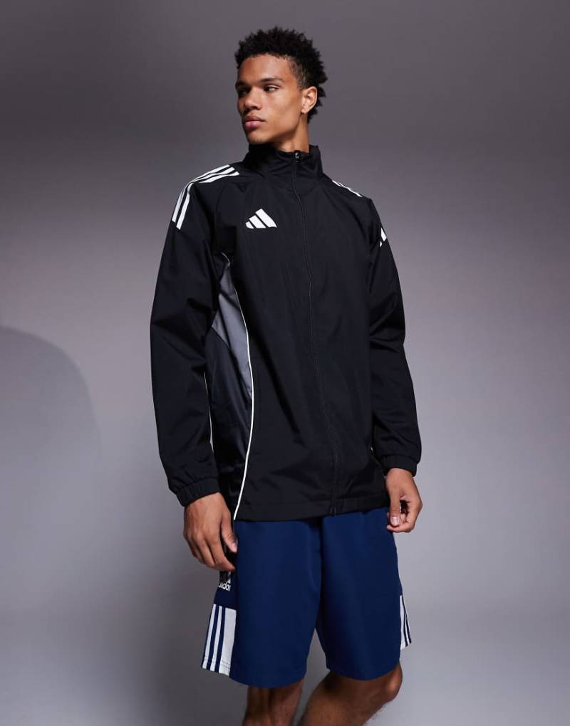 adidas Football - Tiro 25 - Leichte Jacke in Schwarz mit Kapuze adidas Football - Tiro 25 - Leichte Jacke in Schwarz mit Kapuze von adidas performance