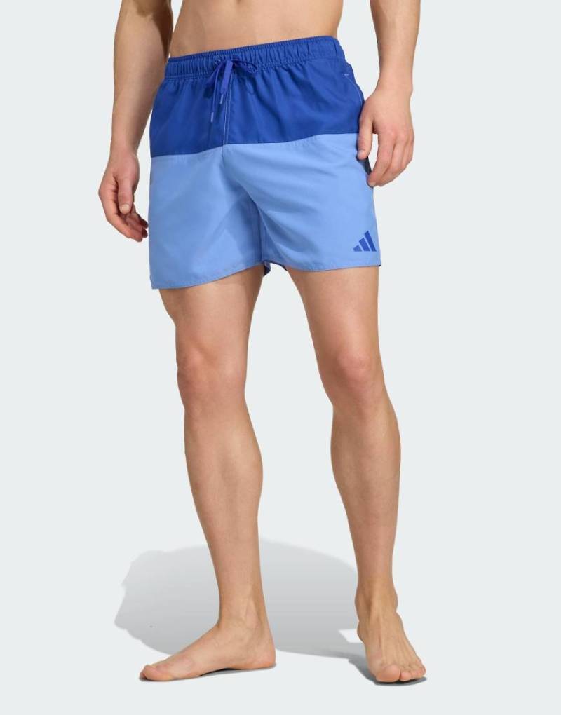 adidas Performance - 5-Zoll-Badeshorts in Semi Lucid Blue / Blue Fusion mit Farbblockdesign-Blau von adidas performance