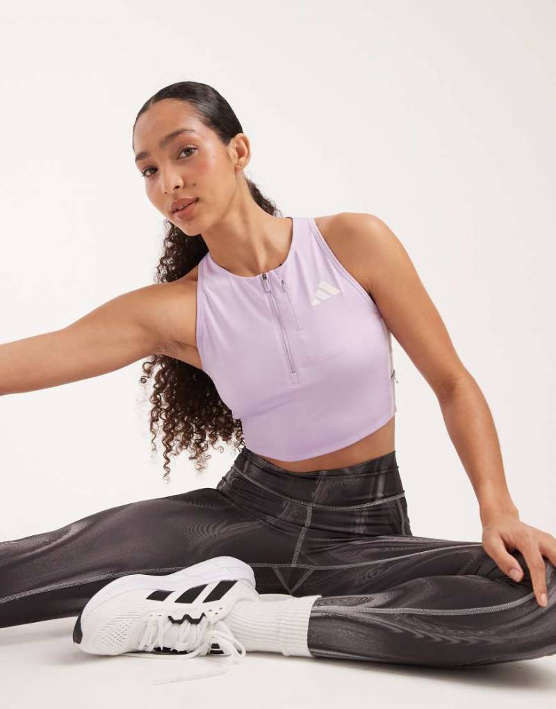 adidas Performance - Adizero - Kurzes Lauf-Oberteil in Powder Plum mit Gel-Taschen-Lila von adidas performance