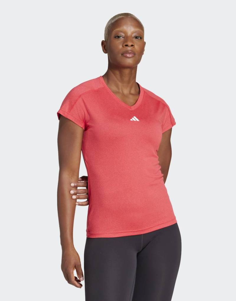 adidas Performance - Aeroready Train Essentials - T-Shirt in Pure Ruby und Weiß mit dezentem Logo-Rot von adidas performance