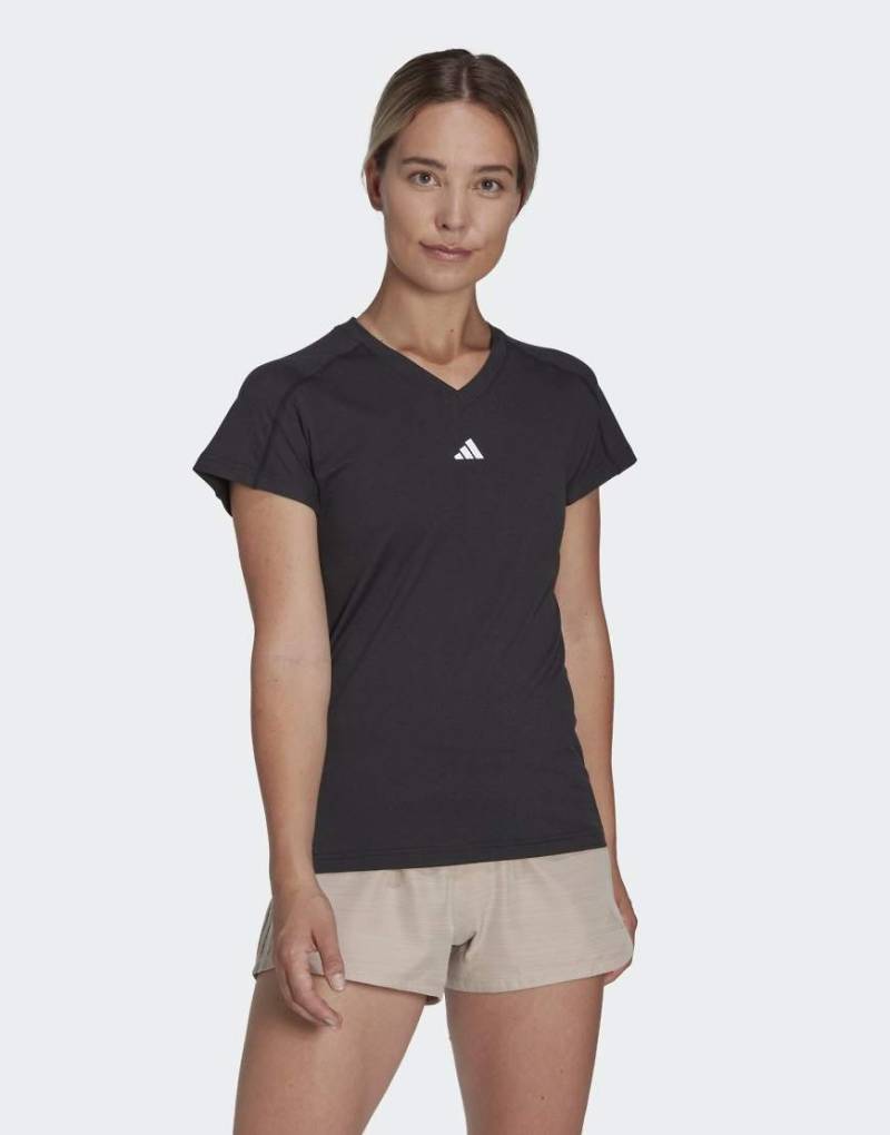 adidas Performance - Aeroready Train Essentials - T-Shirt in Schwarz mit kleinem Markenzeichen und V-Ausschnitt von adidas performance
