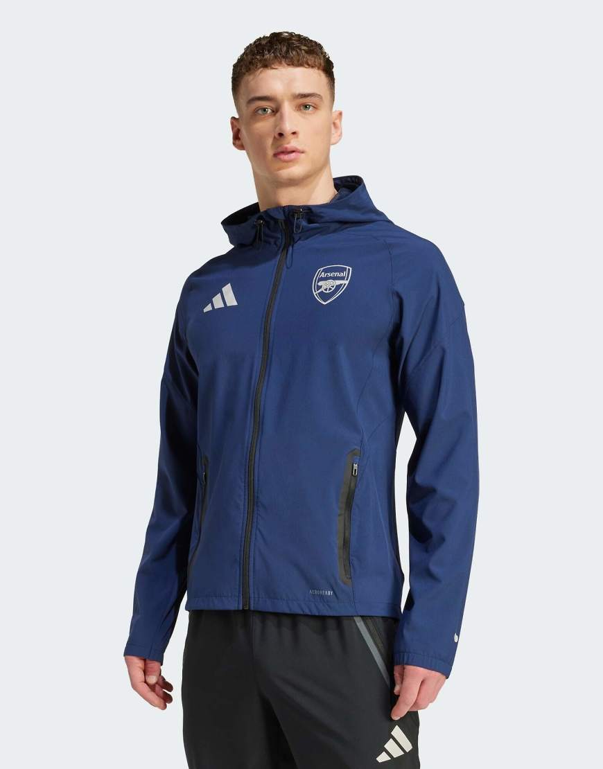 adidas Performance - Arsenal Tiro 25 Competition Vis - Funktionale Auswärtsspiel-Trainingsjacke in Night Indigo-Blau adidas Performance - Arsenal Tiro 25 Competition Vis - Funktionale Auswärtsspiel-Trainingsjacke in Night Indigo-Blau von adidas performance