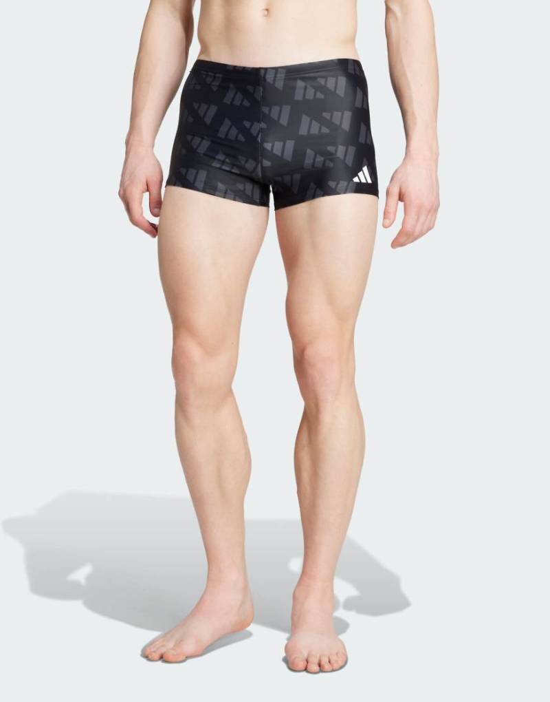 adidas Performance - Bade-Boxershorts in Schwarz/Carbon mit Logo-Grafikprint und 2 Zoll Schrittlänge von adidas performance