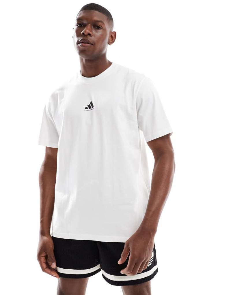 adidas Originals - T-Shirt in Weiß/Schwarz mit Basketball-Grafik von adidas performance