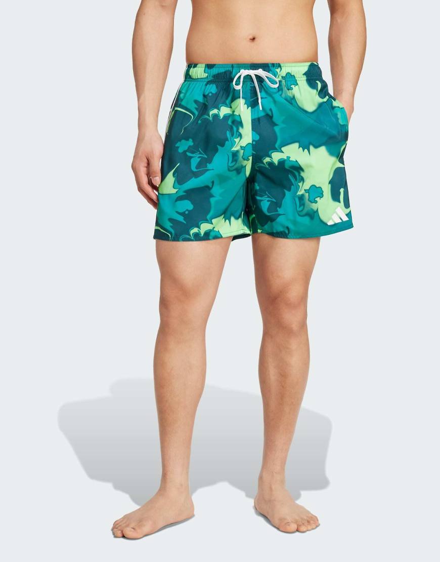 adidas Performance - Batik-Badeshorts in Aurora Ivy/Weiß mit 5 Zoll Schrittlänge-Grün von adidas performance