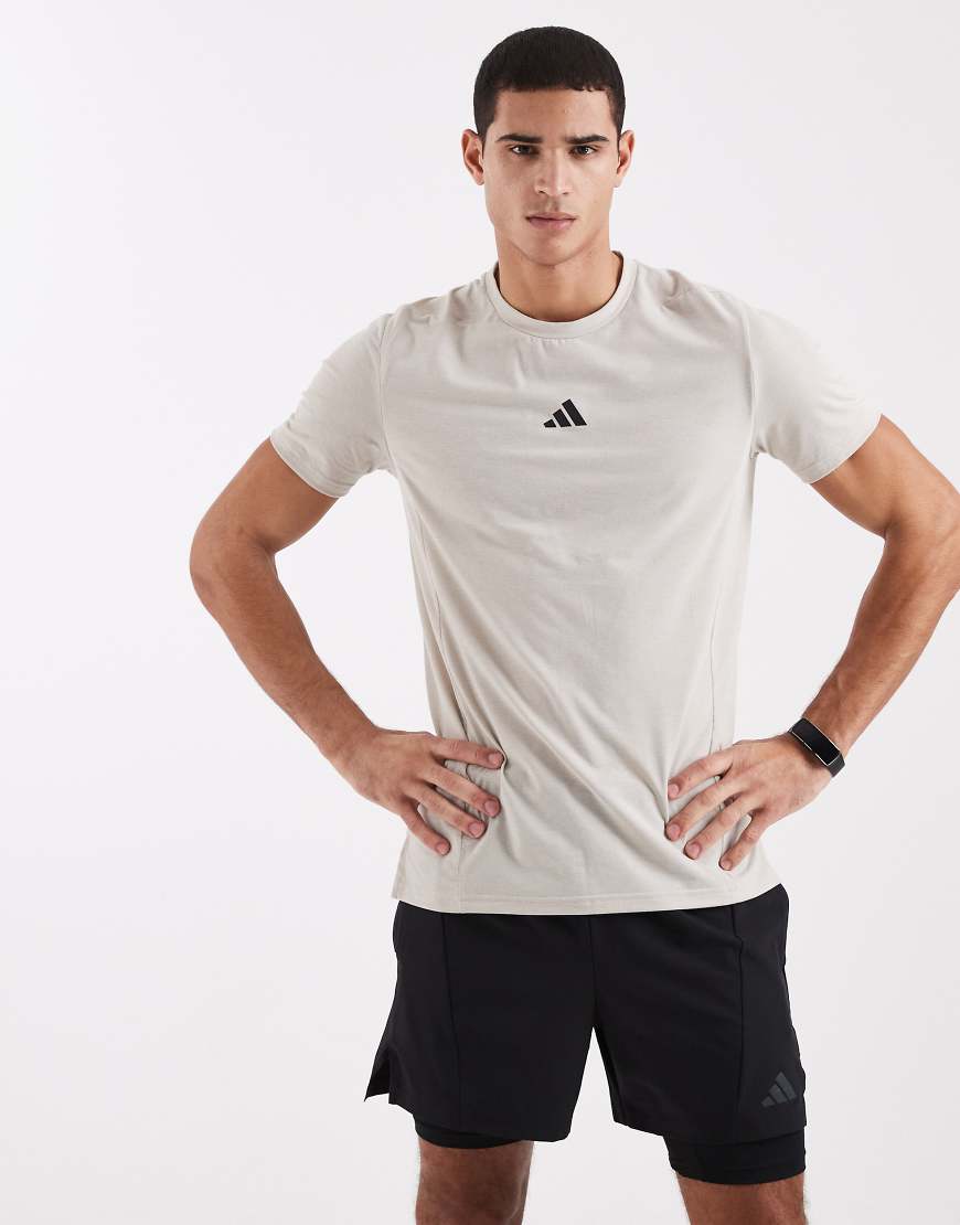 adidas Performance - Designed for Training - Workout-T-Shirt in Beige-Neutral von adidas performance