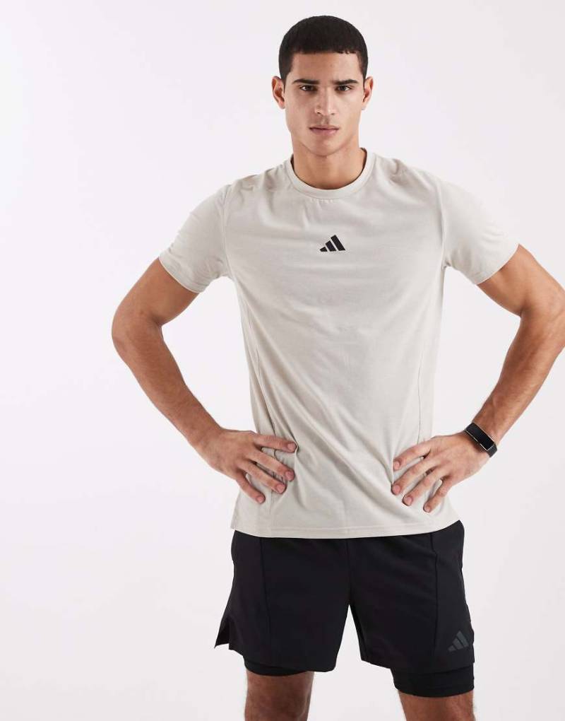 adidas Performance - Designed for Training - Workout-T-Shirt in Beige-Neutral von adidas performance