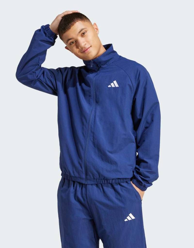 adidas Performance - Essential - Windjacke in Dunkelblau/Weiß mit kleinem Logo von adidas performance