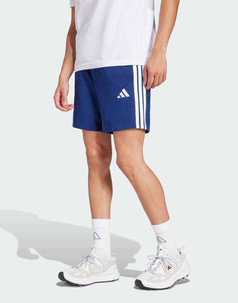adidas Performance - Essentials - 7-Zoll-Shorts aus Single-Jersey in Dunkelblau / Weiß mit den drei Streifen von adidas performance