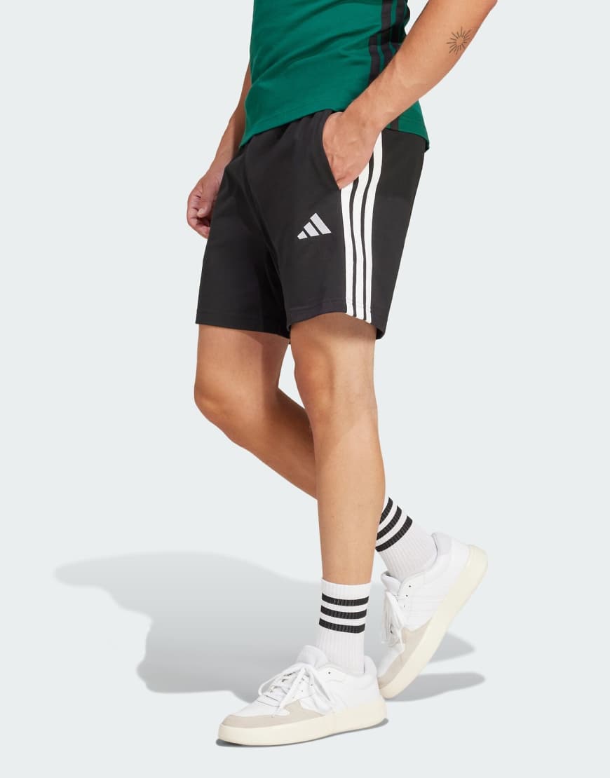 adidas Performance - Essentials - 7-Zoll-Shorts aus Single-Jersey in Schwarz / Weiß mit den drei Streifen adidas Performance - Essentials - 7-Zoll-Shorts aus Single-Jersey in Schwarz / Weiß mit den drei Streifen von adidas performance