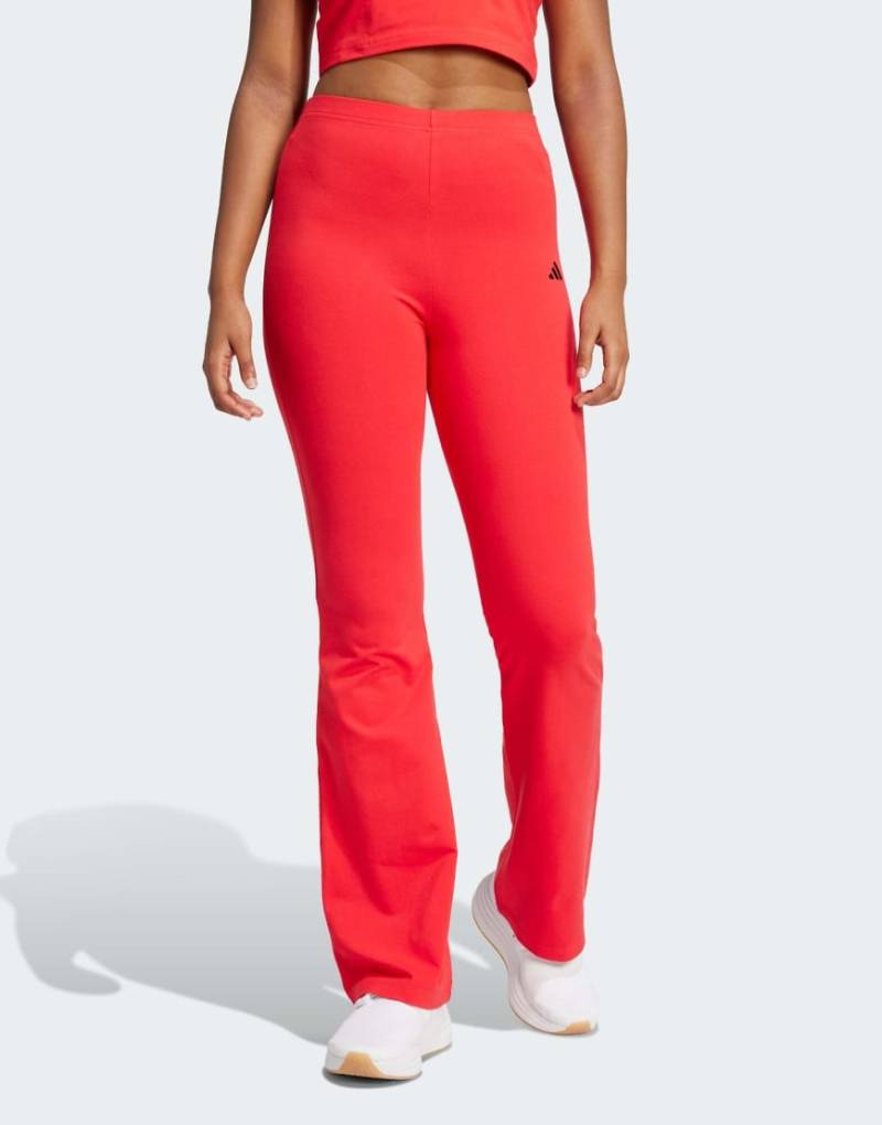 adidas Performance - Essentials - Ausgestellte Leggings in reinem Rubinrot / Schwarz mit kleinem Logo von adidas performance