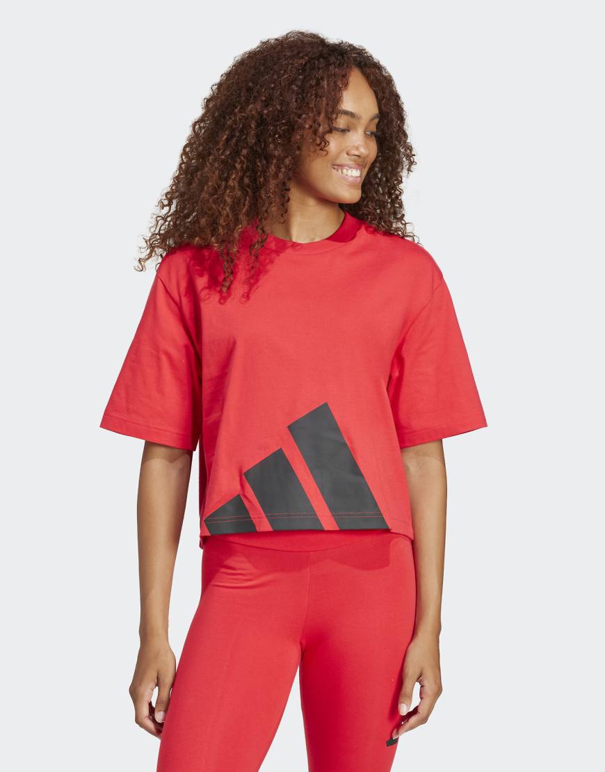 adidas Performance - Essentials - Boyfriend-T-Shirt in Pure Ruby und Schwarz mit großem Logo-Rot adidas Performance - Essentials - Boyfriend-T-Shirt in Pure Ruby und Schwarz mit großem Logo-Rot von adidas performance