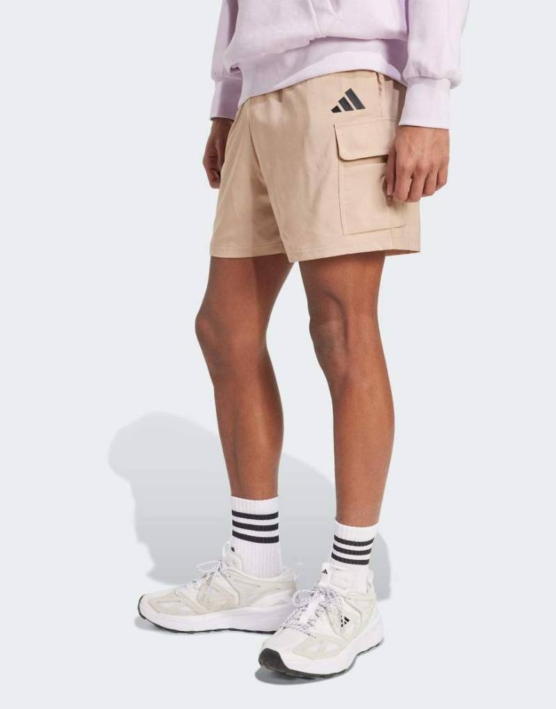 adidas Performance - Essentials - Cargo-Chelsea-Shorts in Warm Sandstone/Schwarz mit kleinem Logo-Brown von adidas performance