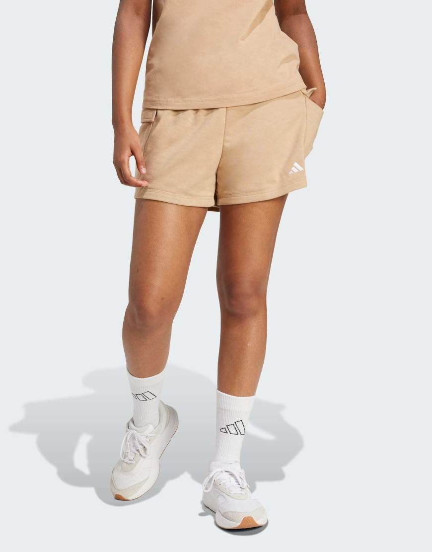 adidas Performance - Essentials - Cargo-Shorts aus French Terry in Warm Sandstone/Weiß mit kleinem Logo-Brown von adidas performance