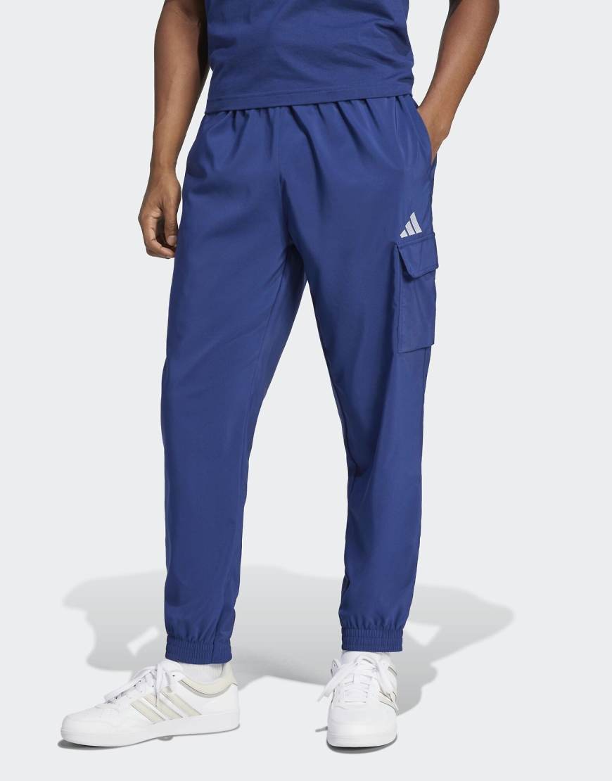 adidas Performance - Essentials - Cargohose in Dunkelblau / Weiß mit kleinem Logo von adidas performance