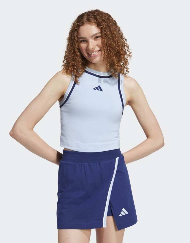 adidas Performance - Essentials - Cropped-Tanktop aus Baumwolle in Glow Blue mit Farbakzent-Blau von adidas performance