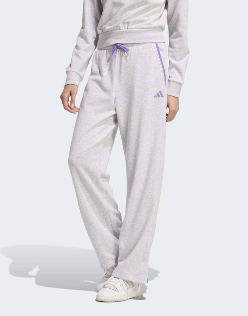 adidas Performance - Essentials - Hose aus French Terry in meliertem Hellgrau mit Farbakzent von adidas performance