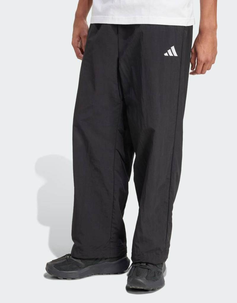 adidas Performance - Essentials - Hose aus Webstoff in Schwarz / Weiß mit kleinem Logo und offenem Saum von adidas performance