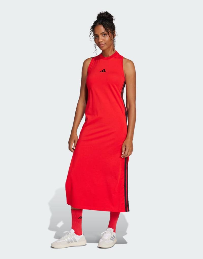 adidas Performance - Essentials - Langes Kleid in Pure Ruby / Schwarz mit Ringerrücken und den 3 Streifen-Rot von adidas performance