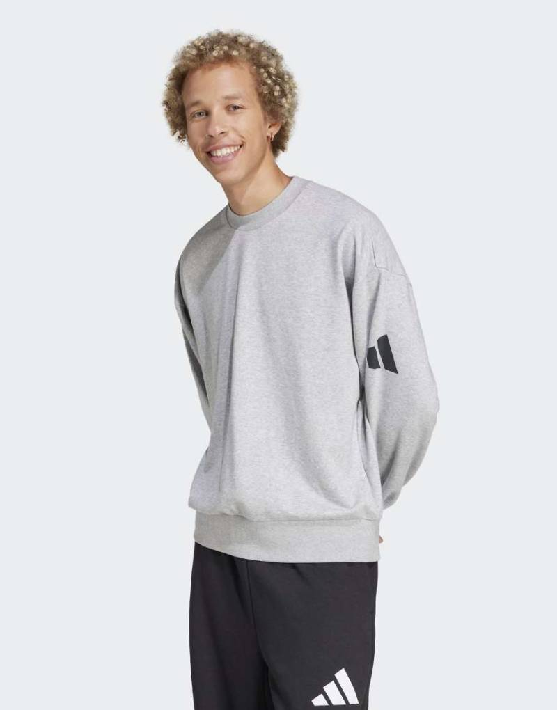 adidas Performance - Essentials- Loose-Fit-Sweatshirt in Medium Grey Heather / Schwarz mit 3-Balken-Logo-Grau von adidas performance