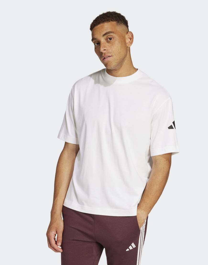 adidas Performance - Essentials - Loose Fit T-Shirt in Weiß / Schwarz mit 3-Balken-Logo von adidas performance