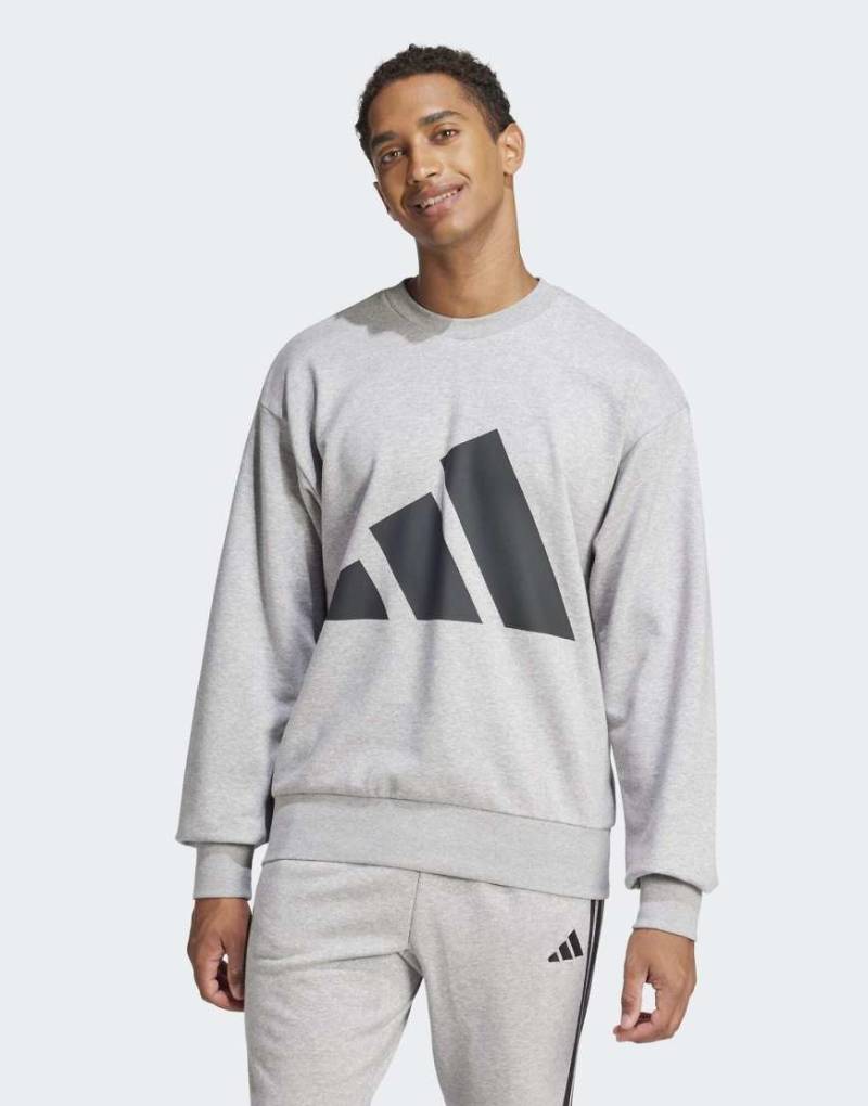 adidas Performance - Essentials - Sweatshirt aus French Terry in meliertem Mittelgrau / Schwarz mit großem Logo von adidas performance