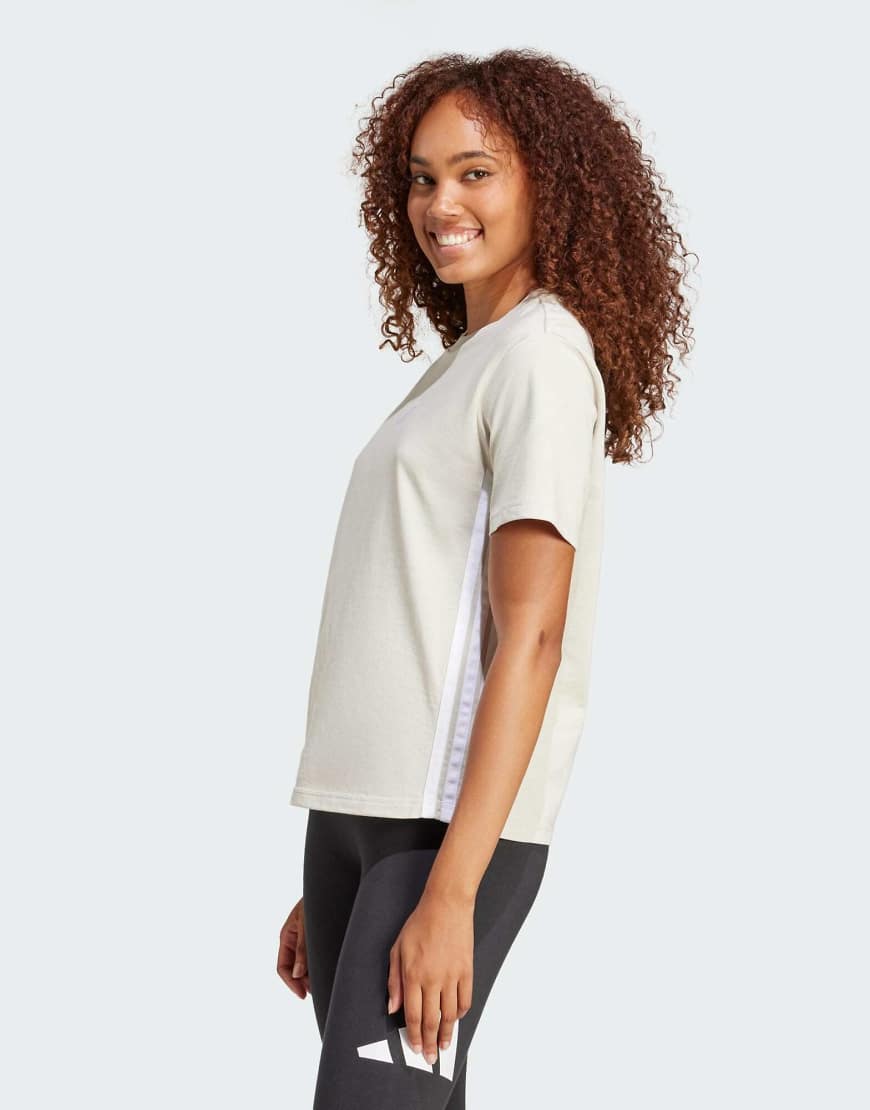 adidas Performance - Essentials - T-Shirt aus Baumwolle in Beige und Weiß mit 3 Streifen-Neutral adidas Performance - Essentials - T-Shirt aus Baumwolle in Beige und Weiß mit 3 Streifen-Neutral von adidas performance