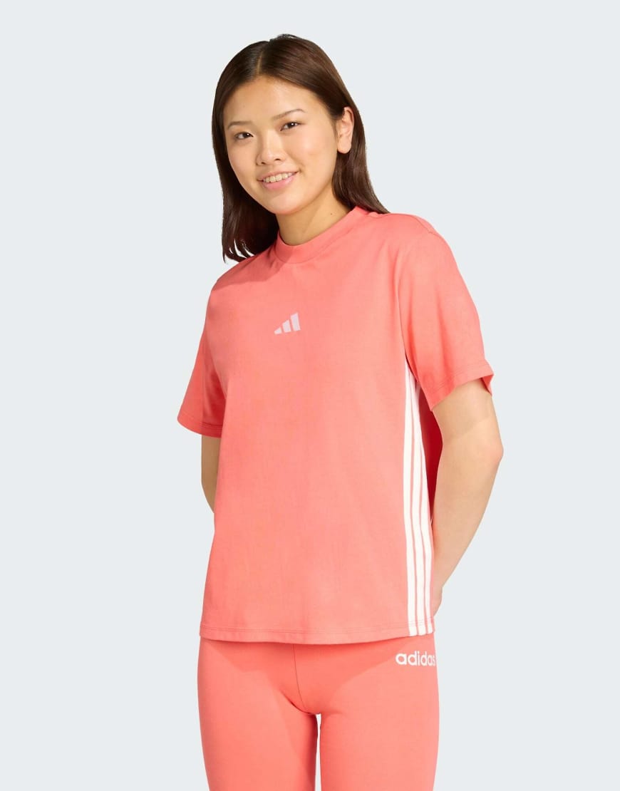adidas Performance - Essentials - T-Shirt aus Baumwolle in Semi Turbo/Weiß mit 3-Streifen-Rot von adidas performance