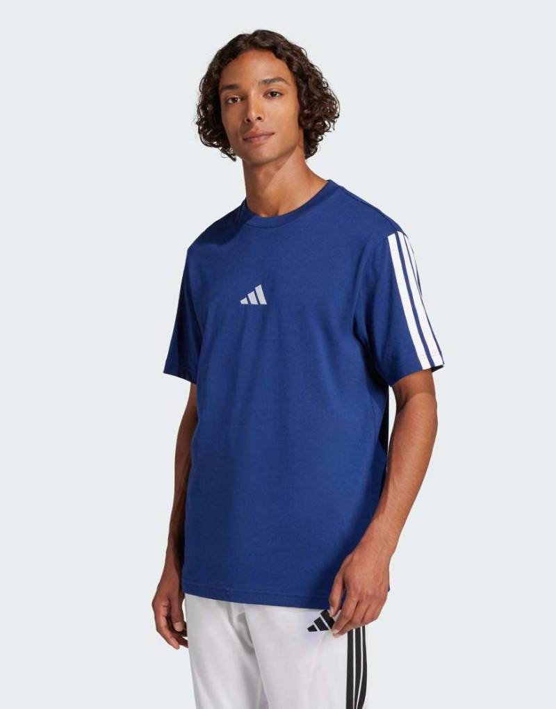 adidas Performance - Essentials - T-Shirt aus Single-Jersey in Dunkelblau / Weiß mit drei Streifen von adidas performance
