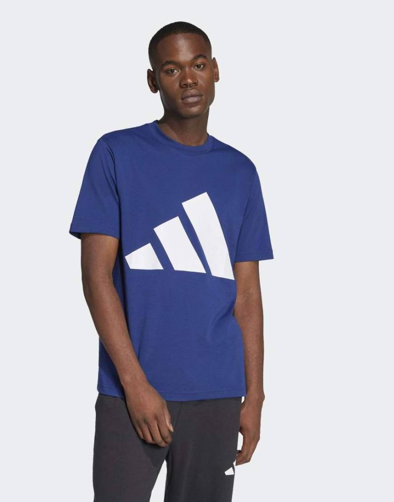 adidas Performance - Essentials - T-Shirt in Dunkelblau/ Weiß mit großem Logo von adidas performance