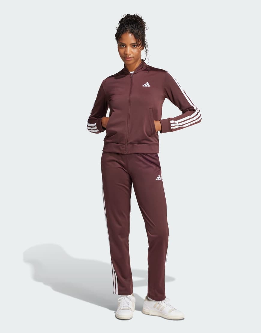 adidas Performance - Essentials - Trainingsanzug in Aurora Ruby / Braun mit den 3 Streifen-Rot adidas Performance - Essentials - Trainingsanzug in Aurora Ruby / Braun mit den 3 Streifen-Rot von adidas performance