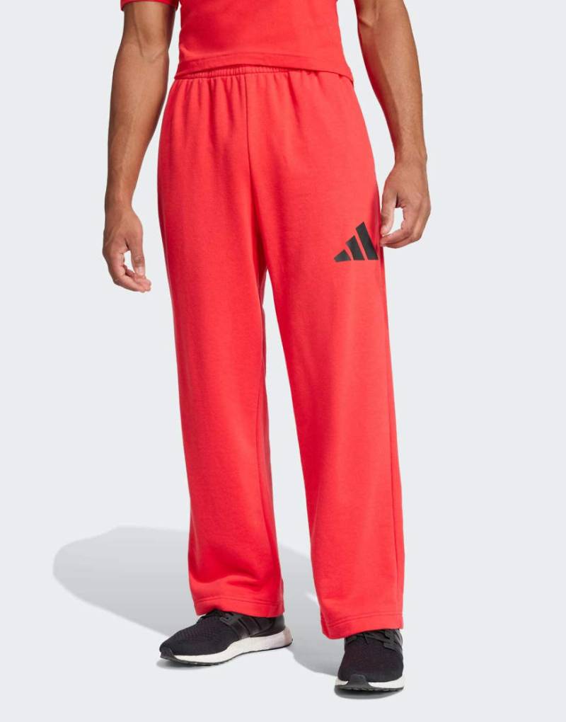 adidas Performance - Essentials - Weit geschnittene Hose in reinem Rubinrot / Schwarz mit 3-Balken-Logo von adidas performance