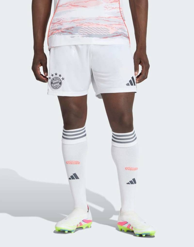 adidas Performance - FC Bayern 25/26 - Auswärtsshort in Weiß von adidas performance