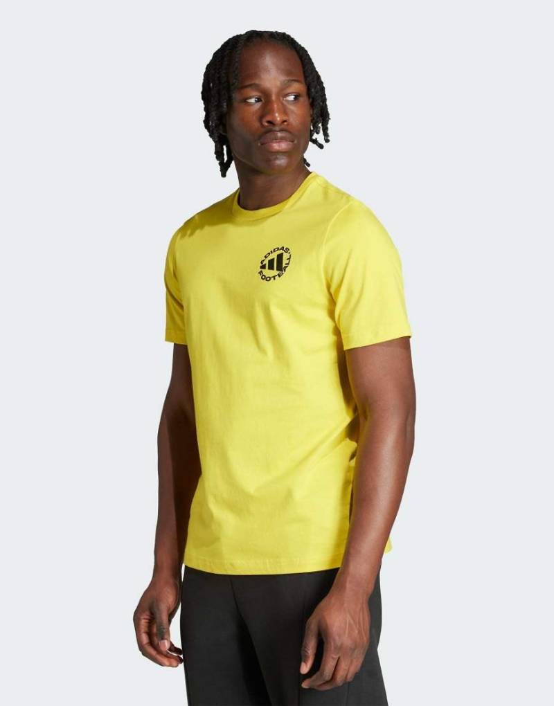 adidas Performance - Football Sticker - T-Shirt in Gelb mit Grafikprint von adidas performance