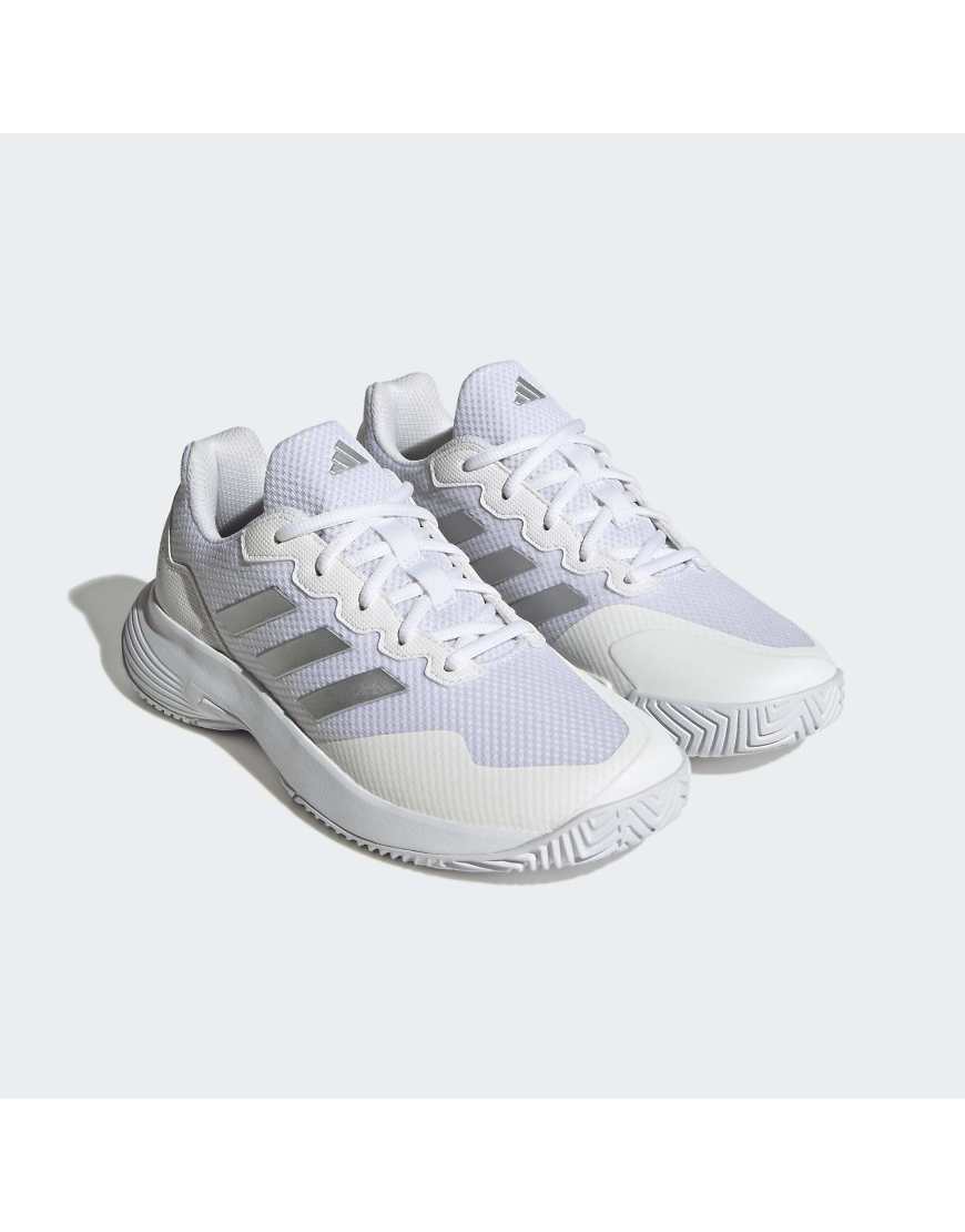 adidas Performance - Gamecourt 2.0 - Tennisschuhe in Wolkenweiß/Silber-Metallic von adidas performance