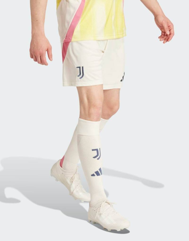 adidas Performance - Juventus 24/25 - Away - Auswärtsshorts in Wollweiß adidas Performance - Juventus 24/25 - Away - Auswärtsshorts in Wollweiß von adidas performance