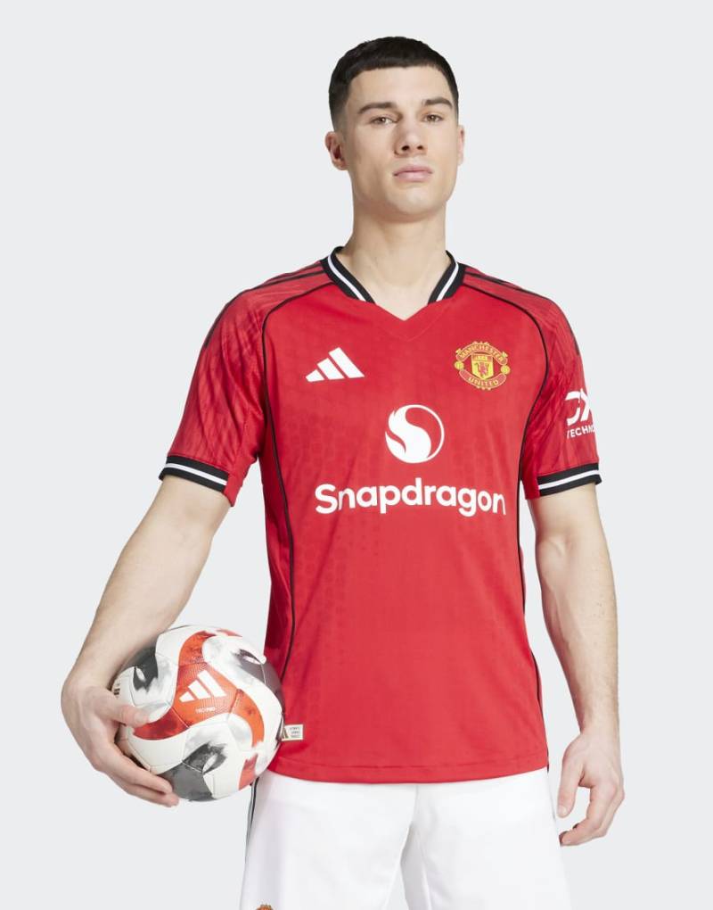 adidas Performance - Manchester United 25/26 - Authentisches Heimtrikot in Mufc Red-Rot von adidas performance