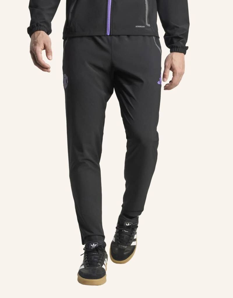 adidas Performance - Manchester United Tiro 25 - Competition Vis Tech - Auswärts-Trainingshose in Schwarz / Purple Rush von adidas performance