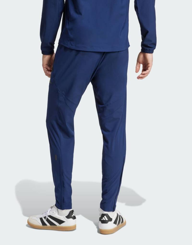 adidas Performance - Manchester United Tiro 25 - Competition Vis Tech - Auswärts-Trainingshose in Team Navy Blue 2-Blau von adidas performance