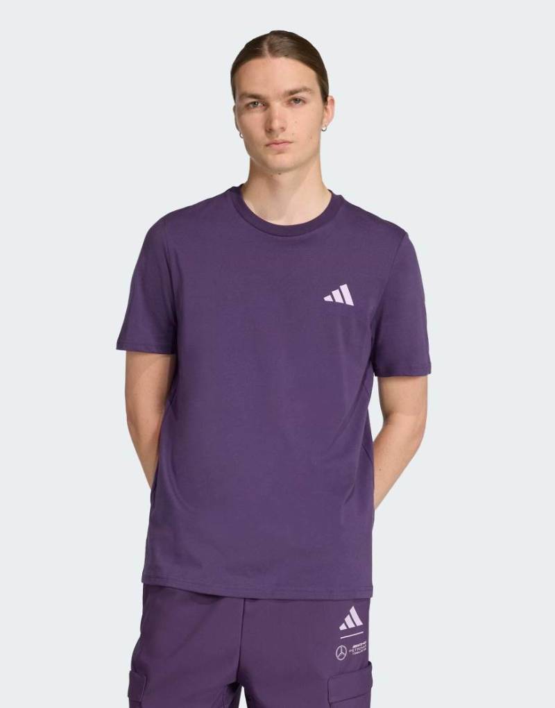adidas Performance - Mercedes-AMG Petronas Formel 1 One Team Premium - Gewebtes T-Shirt in Aurora Plum mit Grafik-Lila adidas Performance - Mercedes-AMG Petronas Formel 1 One Team Premium - Gewebtes T-Shirt in Aurora Plum mit Grafik-Lila von adidas performance